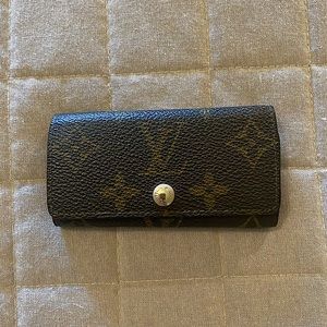Authentic Louis Vuitton pre owned Monogram 4 key holder